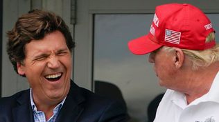 Tucker Carlson y Donald Trump en el torneo de golf Bedminster Invitational LIV en julio de 2022. 