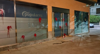 Así quedó la fachada de la sede del Partido Popular en Huesca.