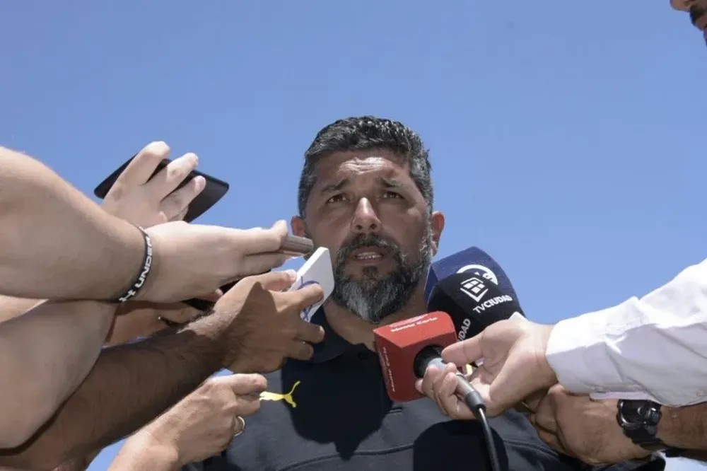Leonardo Ramos atiende a los medios después de la práctica del jueves de mañana entre Peñarol y Juventud.
