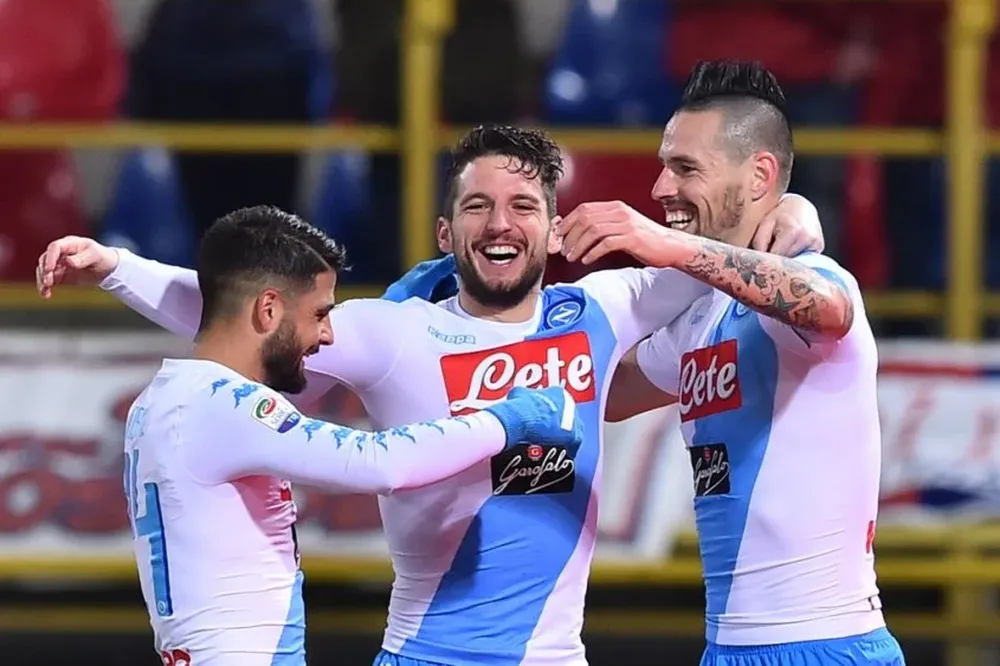 Napoli aplastó a Bologna, 7-1