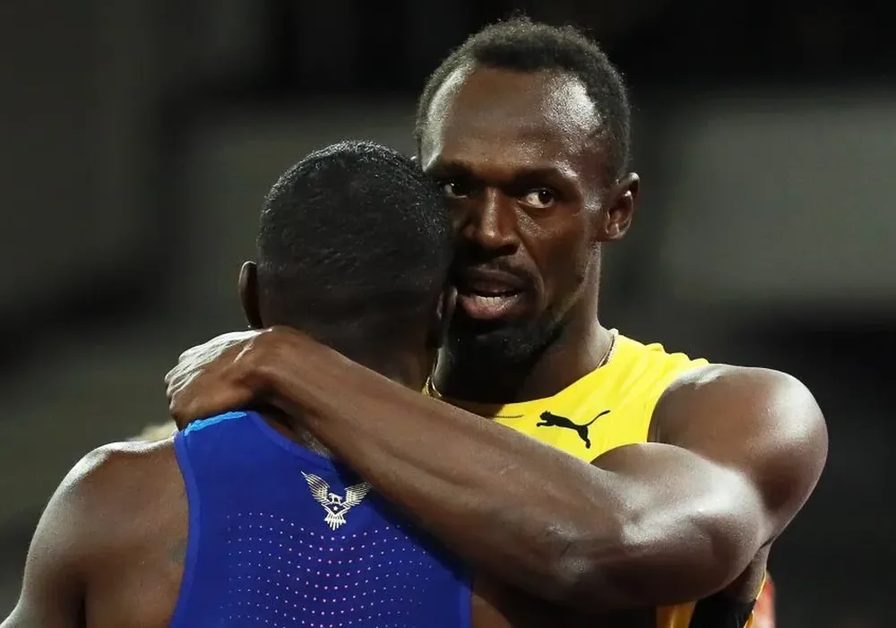 Bolt saluda a Gatlin en Londres tras perder los 100 m