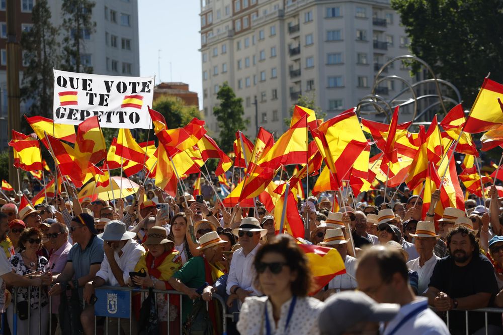 Manifestantes esperan el comienzo de la manifestación convocada por el Partido Popular contra el Gobierno.