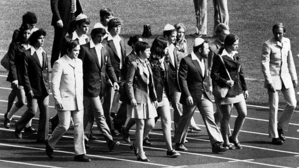 Miembros del equipo israelí marchan en el Estadio Olímpico de Múnich para asistir a una ceremonia conmemorativa en homenaje a sus compatriotas asesinados por militantes palestinos.
