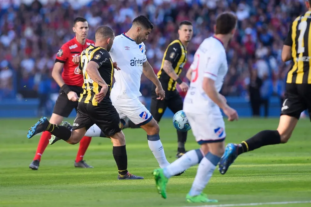 Luis Suárez apronta la zurda para convertir un golazo en el clásico Nacional-Peñarol