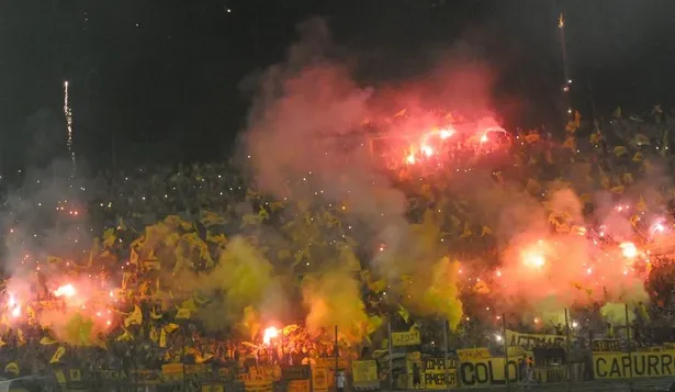 Hinchada de Peñarol en el clásico de Copa Bandes