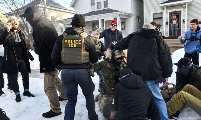 Nueva polémica con ICE en EEUU: memo revela que autorizó a agentes migratorios a realizar allanamientos sin orden judicial