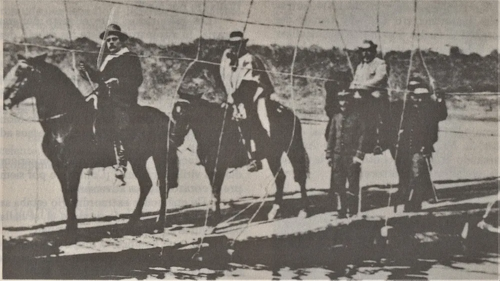 Aparicio Saravia, en primer término, seguido por el coronel Abel Sierra, cruza el puente flotante de picada de Osorio, en el río Negro, el 12 de julio de 1904