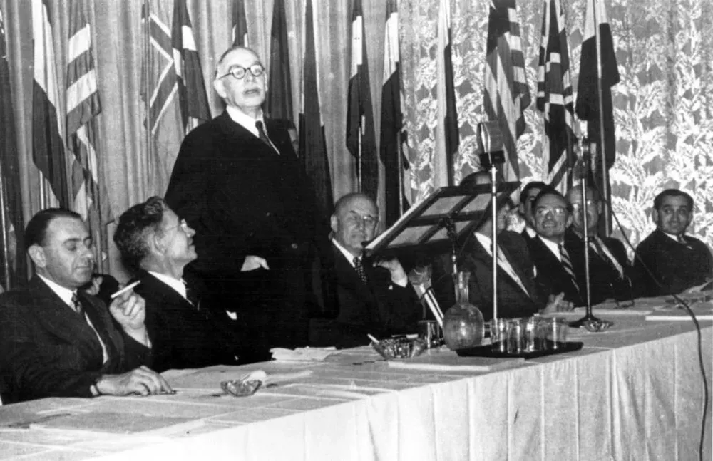 John Maynard Keynes habla de pie en la conferencia de Bretton Woods, 1944.