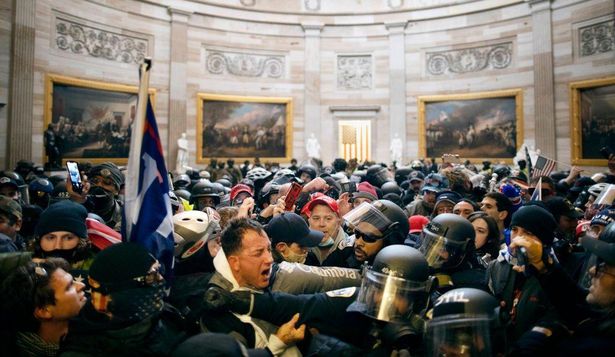 El violento asalto al Capitolio dejó 5 muertos, 52 detenidos y 14 policías heridos.