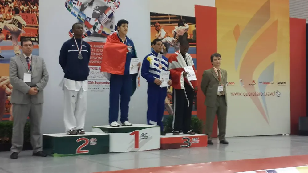 César Sena en el podio