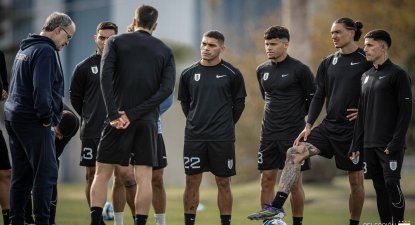 El Observador | Marcelo Bielsa en la práctica de la selección uruguaya