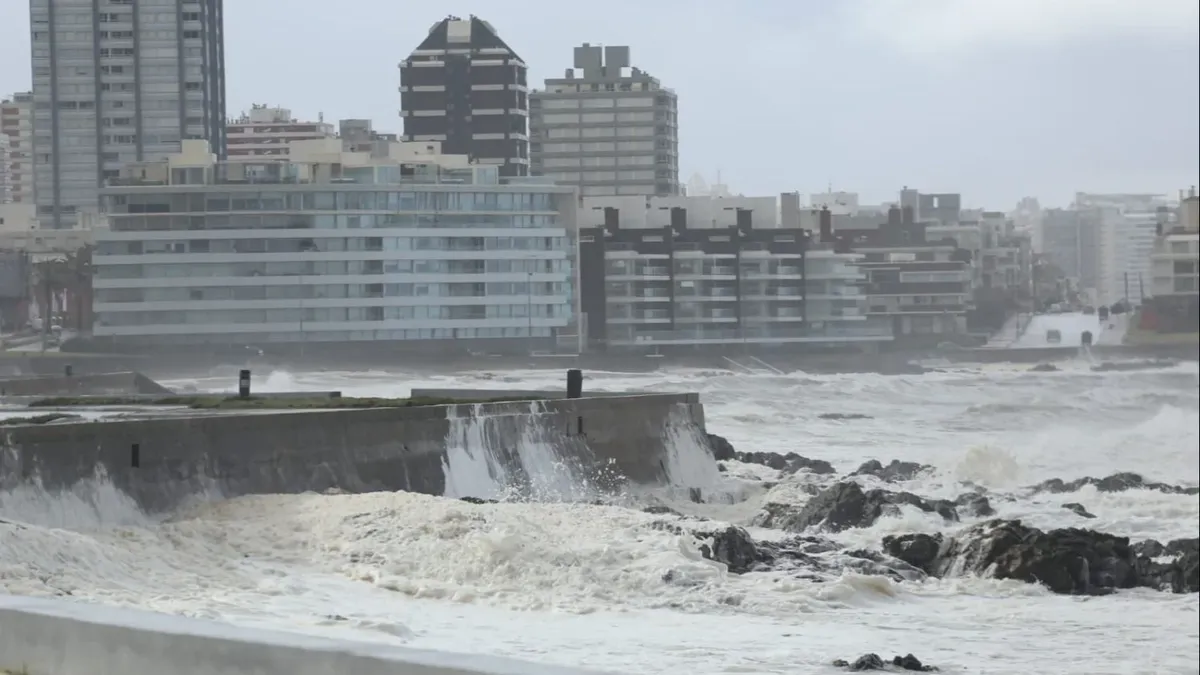 La trayectoria del ciclón y los departamentos uruguayos más afectados por los vientos fuertes, según Metsul
