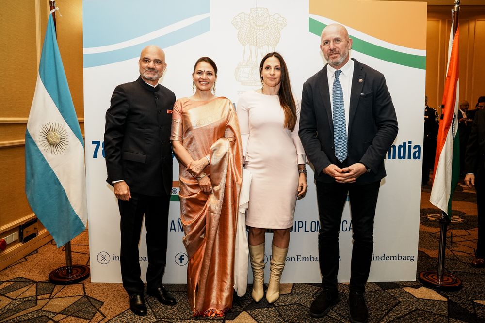 El embajador Dinesh Bhatia y su esposa Seema junto al ministro de Seguridad y Justicia de la Ciudad de Buenos Aires Waldo Wolff y su esposa Patricia
