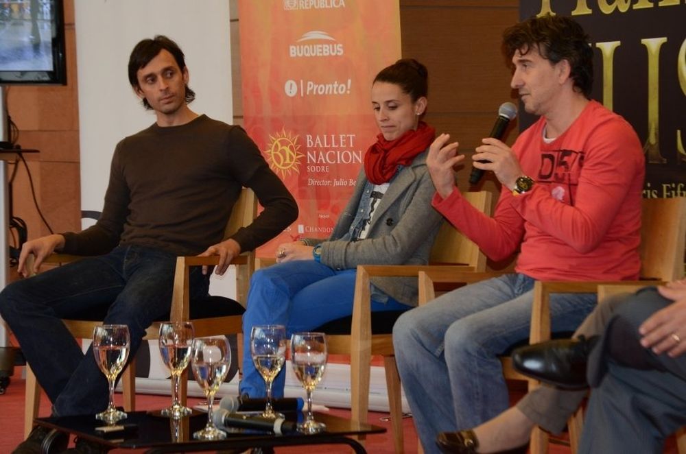 Los bailarines Francisco Carámbula y María Noel Ricetto, junto a Julio Bocca