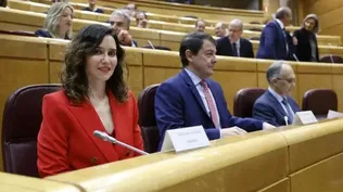La presidenta de la Comunidad de Madrid, Isabel Díaz Ayuso en el Senado junto al presidente de Castilla y León, Alfonso Fernández Mañueco.