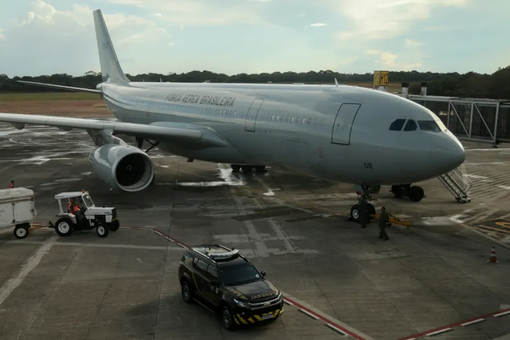 El avión de EEUU en el que llegaron a Brasil los 88 deportados.