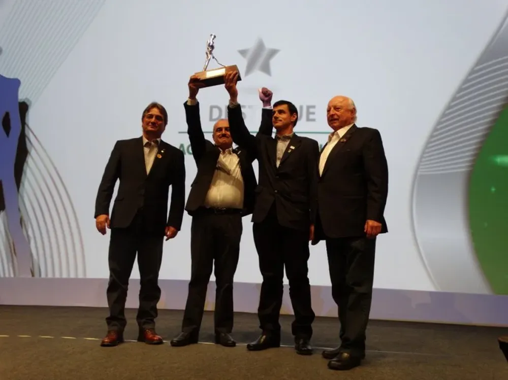 Joao Carlos Marchesan y Jorge Gerdau Johannpeter entregaron el Trofeo de Plata a Mary SRL.