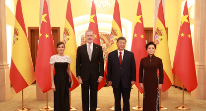 Los Reyes Felipe VI y Letizia junto al presidente de China, Xi Jinping y la primera dama Peng Liyuan.