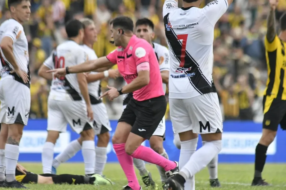 El momento en el que Gustavo Tejera sanciona el penal para Peñarol este fin de semana