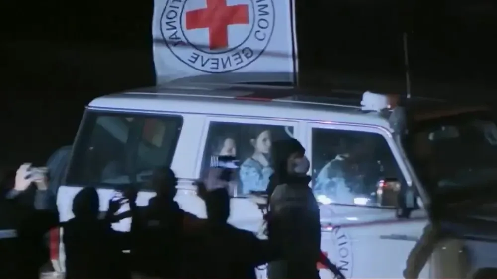 Una camioneta de la Cruz Roja traslada rehenes hacia el paso de Rafah.