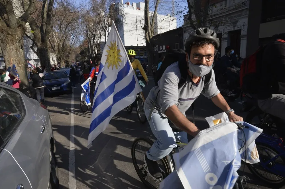 Frenteamplistas y sindicalistas salieron a mostrar fuerzas en Montevideo al entregar las firmas