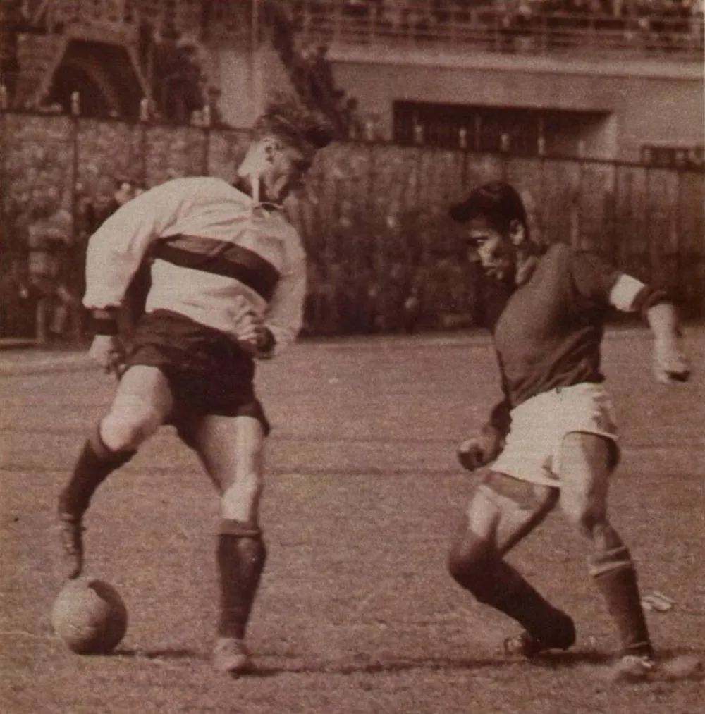 Una foto para el recuerdo: Juan Alberto Schiaffino con Milan, es marcado por Alcides Ghiggia, que jugaba entonces en Roma