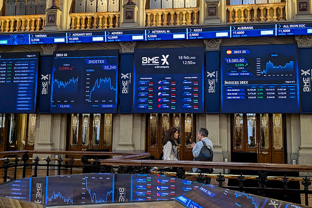 Incertidumbre en la Bolsa de valores que reacciona a las medidas de Trump sobre el petróleo venezolano.