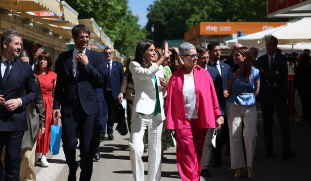 La reina Letizia en la Feria del Libro antiguo en Madrid.