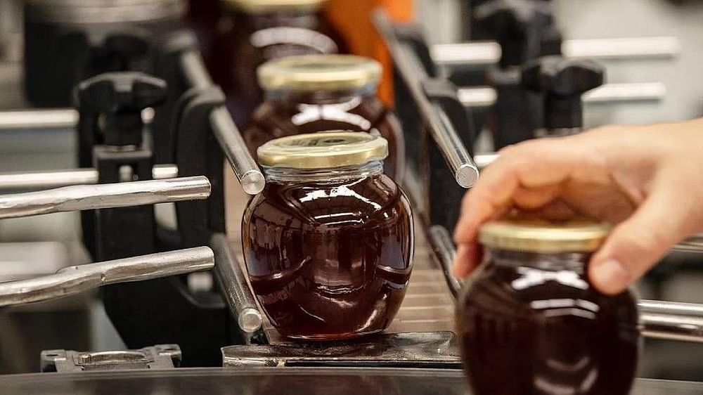 Sellar la miel en frascos contribuye a los procedimientos de purificación que realizan las abejas, que reduce drásticamente el contenido de agua.