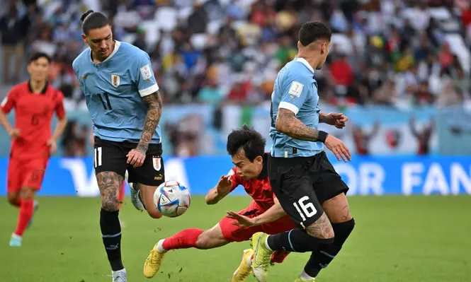 Son en acción contra Uruguay durante el Mundial