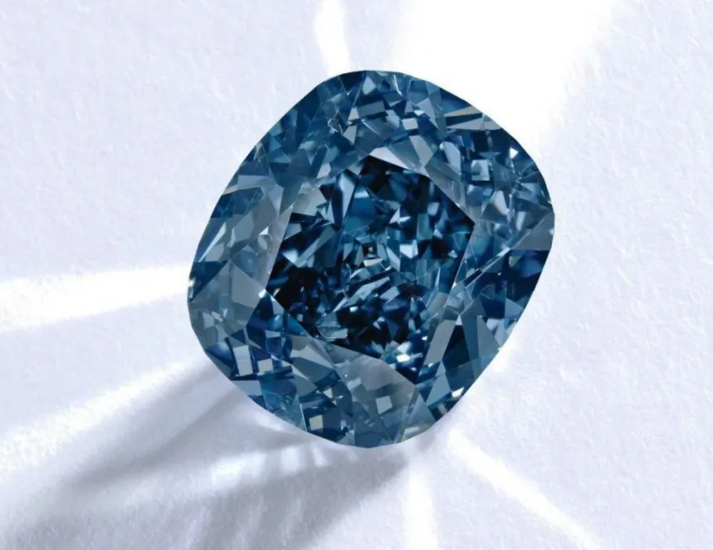 El diamante azul de 12,03 quilates pasó a ser el de mayor precio adquirido en una subasta de alhajas