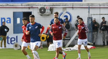 Nacional sale a la cancha en el Parque Artigas, para realizar el calentamiento, con Jairo Amaro (31) en el plantel