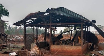La BBC ha recibido varias imágenes de edificios dañados en la aldea de Naung Lin, en el estado de Shan, donde se cree que combatientes de la junta de Myanmar lanzaron bombas el viernes por la noche.