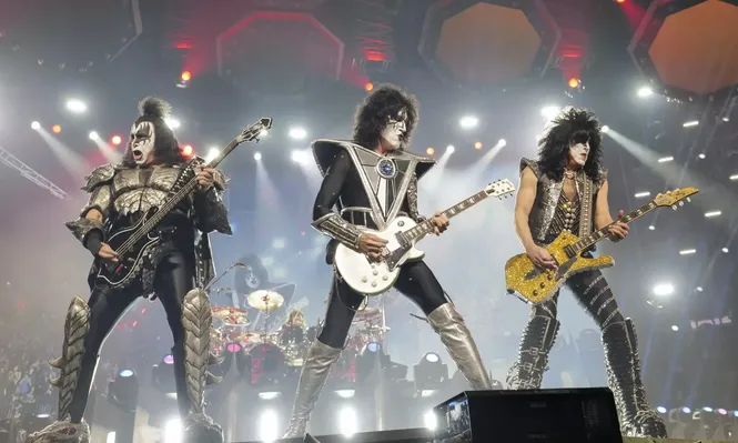 Gene Simmons, de izquierda a derecha, Tommy Thayer, y Paul Stanley de KISS se presentan en el último concierto de la gira de despedida “Kiss Farewell Tour” en el Madison Square Garden en Nueva York