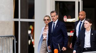 Hunter Biden y su esposa Melissa Cohen Biden salen del edificio federal J. Caleb Boggs&nbsp;
