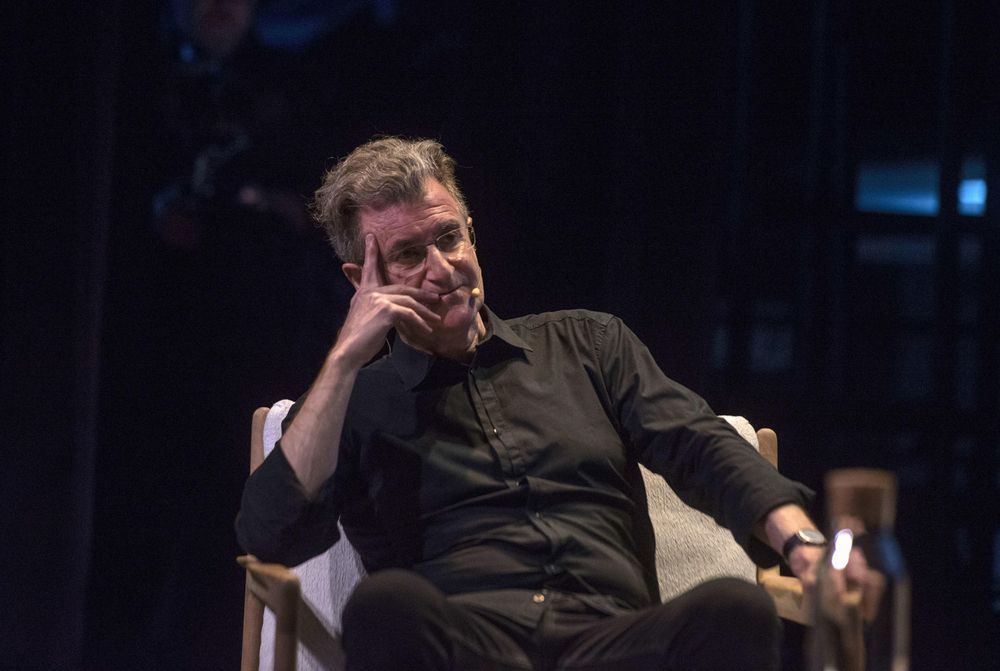 El artista chileno Alfredo Jaar al recibir el Premio Camus&nbsp;