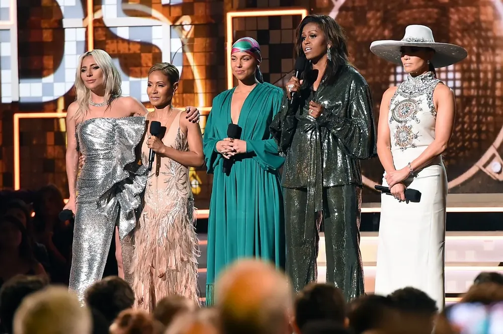 Lady Gaga, Jada Pinkett Smith, Alicia Keys, Michelle Obama y Jennifer Lopez sobre el escenario