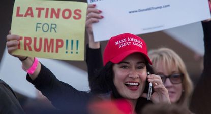 Un año después de su victoria electoral, han comenzado a surgir grietas en el apoyo latino para Trump.