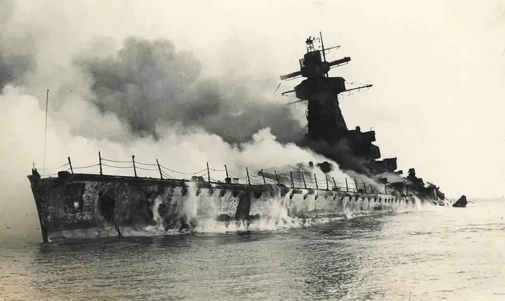 El Graf Spee aún arde en los días siguientes a su voladura frente a Montevideo