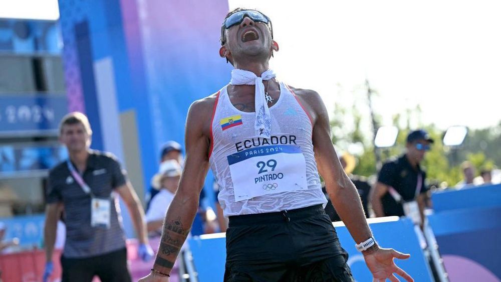 Daniel Pintado de Ecuador celebra su oro en 20 kms marcha.