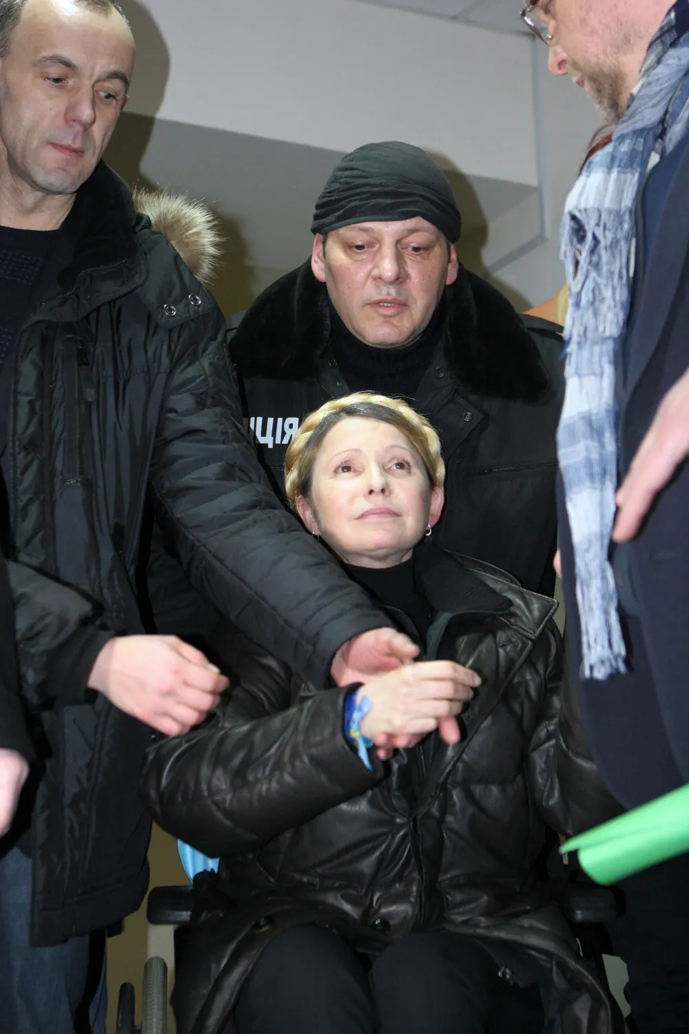 Yulia Tymoshenko dejando el hospital en Kharkiv