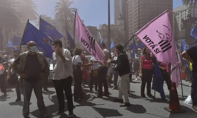 Archivo, manifestación de AEBU en favor del referéndum contra 135 artículos de la LUC