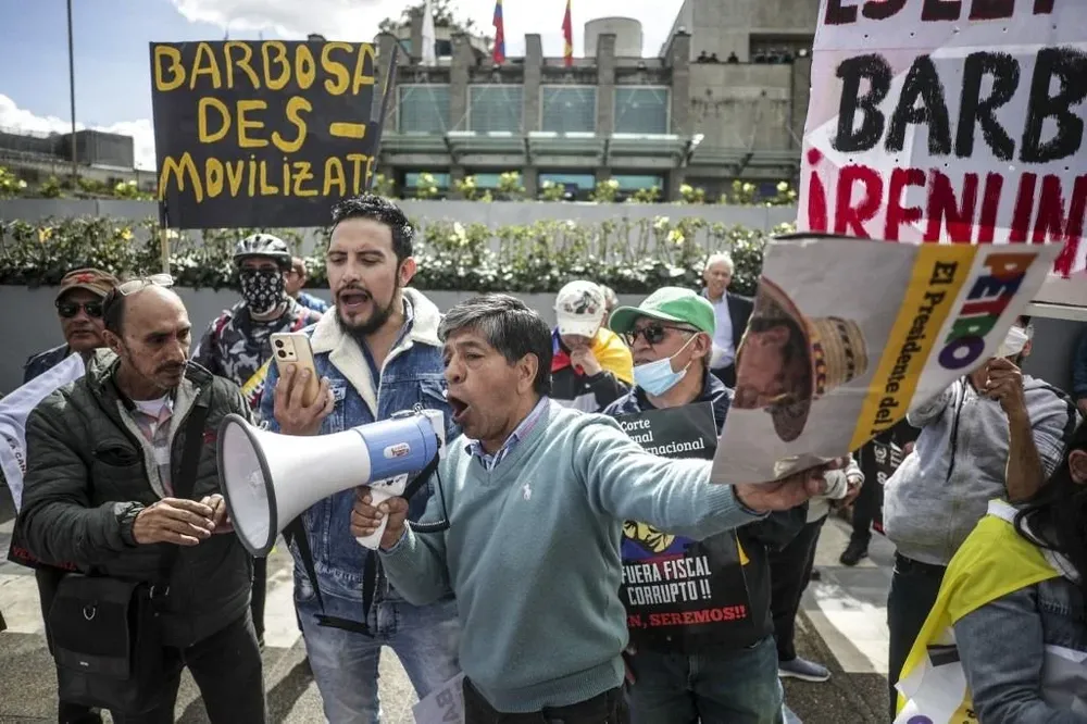Simpatizantes del presidente Gustavo Petro piden la renuncia del fiscal general Barbosa.