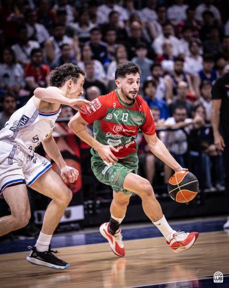 Mateo Sarni y Juan Santiso en la primera final de la Liga Uruguaya de Básquetbol que juega Nacional y Aguada Mateo Sarni y Juan Santiso en la primera final de la Liga Uruguaya de Básquetbol que juega Nacional y Aguada