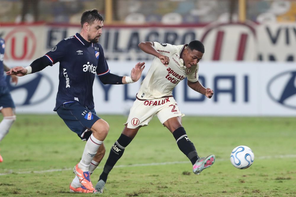 Sebastián Coates contra José Carabalí en el partido entre Universitario y Nacional