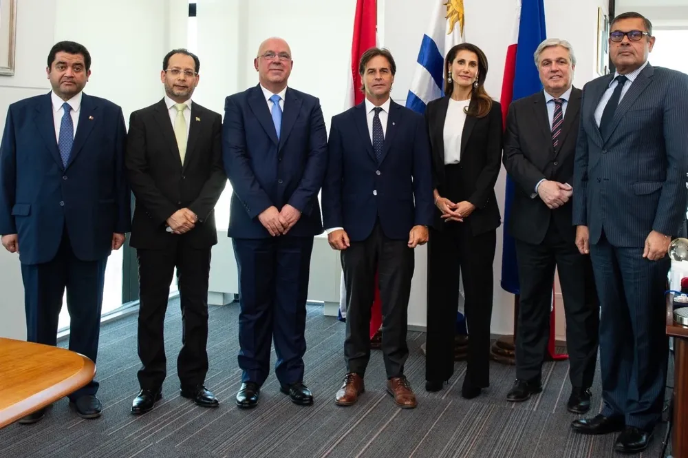 El presidente Lacalle junto a los embajadores de los países árabes