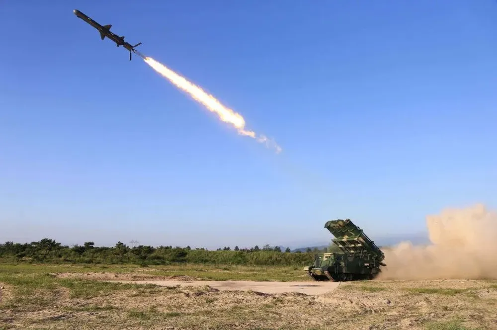 Prueba de fuego de un nuevo misil tierra-mar desarrollado por científicos de Corea del Norte.