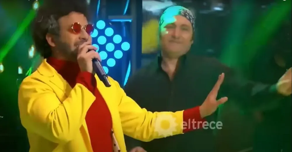 Agustín Britos imitando a Fito Páez en La tribuna de Guido (2018)