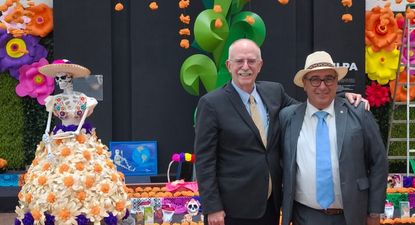 Fratti junto a Julio Berdegué, secretario de Agricultura y Desarrollo Rural, en México.