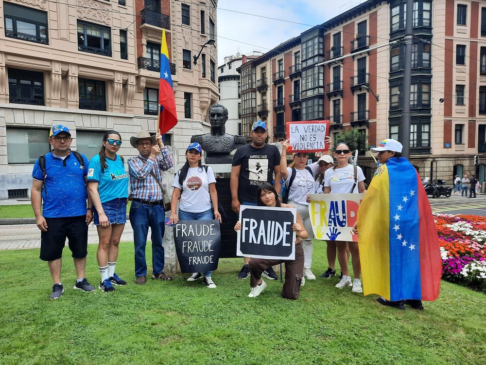 Miembros de la Plataforma Venezolanos en Bilbao en una concentración.